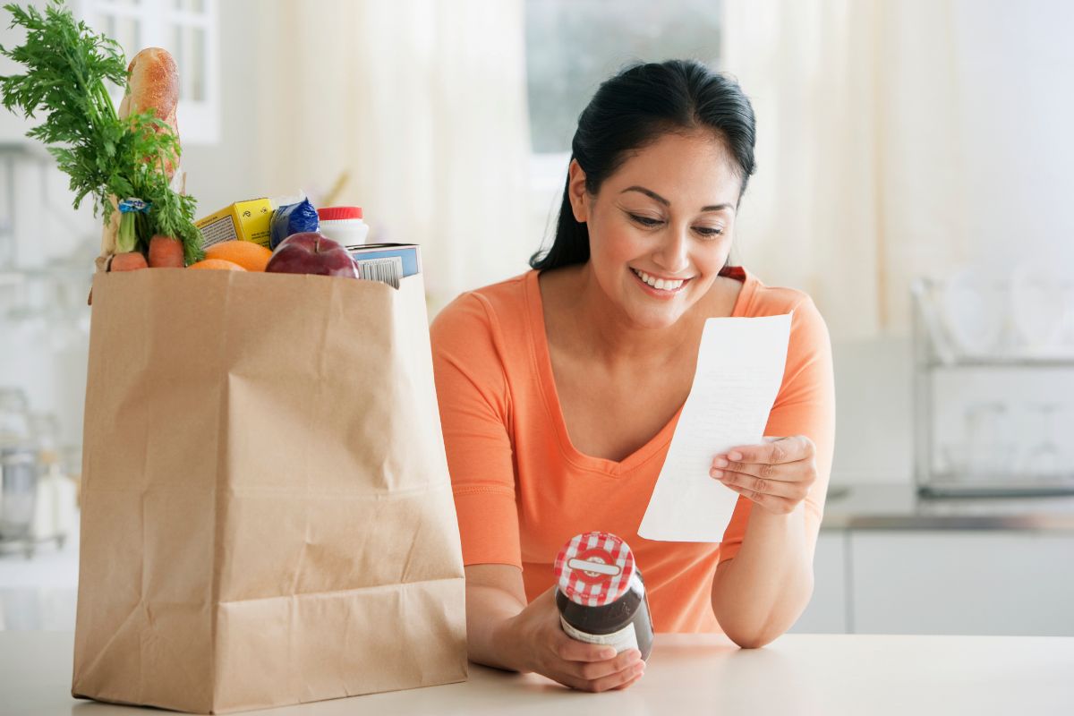 mujer con lista de compras